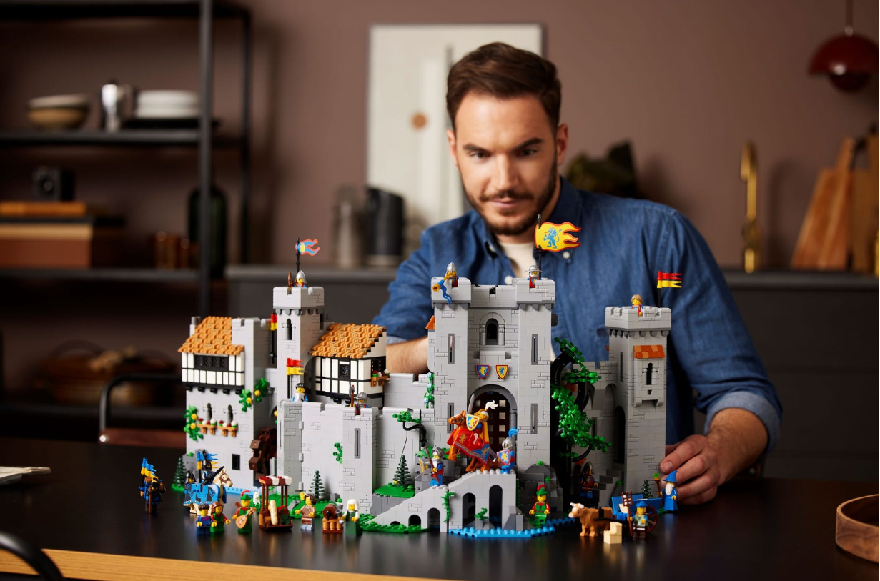 10305 LEGO® Icons Lion Knights’ Castle